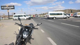 Hafif ticari araç kırmızı ışıkta bekleyen motosiklete çarptı: 2 yaralı