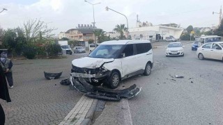 Hafif ticari araçla çarpışan otomobilin sürücüsü yaralandı
