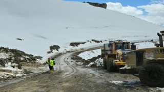 Hakkari İl Özel İdaresi ekipleri geceyi yolda geçirdi