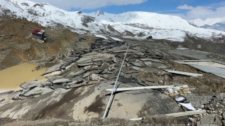 Hakkaride heyelan: Tesis büyük hasar gördü, kara yolunda dev yarıklar oluştu
