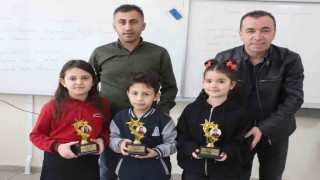 Hakkaride öğrencilerin başarısı kupayla taçlandı