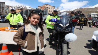 Hakkaride Polis Haftası etkinliğine yoğun ilgi
