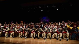 Halk Dansları Topluluğu sahnede folklor şöleni sundu