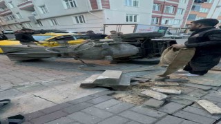 Harç karma makinesi, ticari taksinin üzerine devrildi