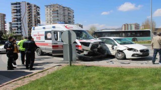 Hasta taşıyan ambulansla otomobil çarpıştı: 2 yaralı