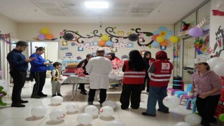 Hastanede tedavi gören çocuklara 23 Nisan sürprizi