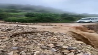 Hatayda heyelan yaşanan yol ulaşıma kapandı