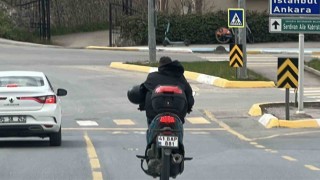 Hayat kurtaracak kaskı kolunda taşıdı