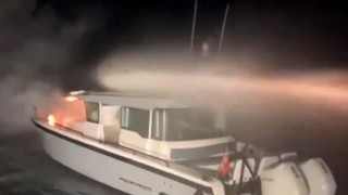 Haydarpaşa açıklarında yanan tekne alevlere teslim oldu