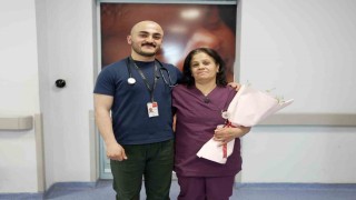 Hekim oğuldan ebe anneye Ebeler Haftası sürprizi