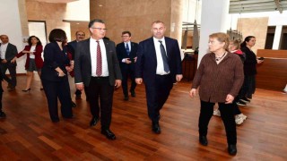 Hem ablasını hem umut sergisini yalnız bırakmadı