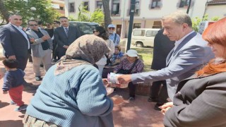 Herkes belediye başkanı olarak,işportacı teyze ise  müşteri olarak gördü