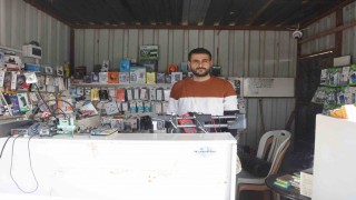 Hırsızın, arkadaşını sadece sıfır telefonları al diyerek yönlendirdiği 150 bin TLlik soygun kamerada