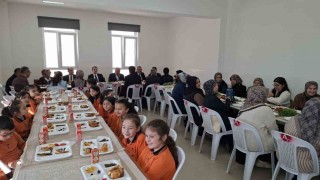 Hisarcık Atatürk İlkokulundaAile Yılı teması kapsamında okul-aile kahvaltı etkinliği
