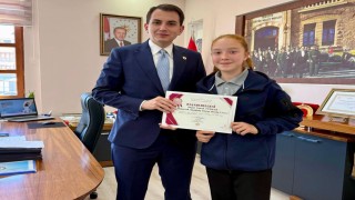 Hisarcık Kaymakamı Erkan Atamdan başarılı öğrenciye ödül