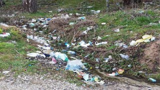 Hisarcıkta çeşmenin çevresi çöplüğe döndü