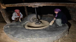 Hizanda asırlık su değirmeniyle doğal pirinç üretimi sürüyor