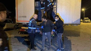 Hurma ve fıstık yağı yüklü tırda 18 kaçak göçmen yakalandı