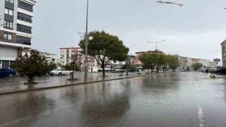 Iğdırda 5 dakikalık sağanak hayatı felç etti