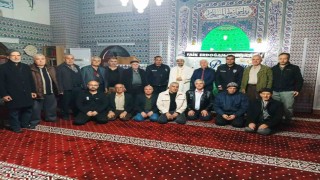 İhbar üzerine camiye gelen polisler sürpriz kutlamayla karşılaştı
