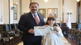 İngilizce olimpiyatında dünya üçüncüsü olan şehit kızı, söyledikleriyle valiye duygusal anlar yaşattı