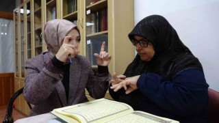 İşitme engelli kadınlar işaret diliyle Kuran-ı Kerim öğreniyor
