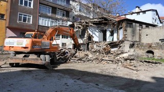Ispartada katlı otopark projesinde metruk binalar yıkıldı, çalışmalar hız kazandı