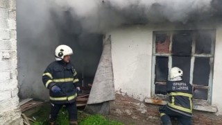 Ispartada metruk binada çıkan yangın itfaiye ekiplerince söndürüldü