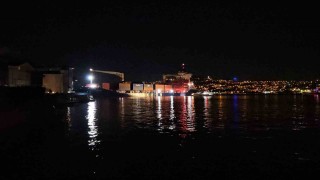 İstanbul Boğazında gemi yalıya metreler kala karaya oturdu, geçişler geçici olarak durduruldu