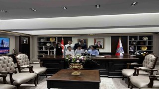 İstanbul İl Emniyet Müdürü Yıldız, koltuğunu şehit çocuğuna devretti