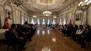 İstanbul Valisi Davut Gül koltuğunu 2nci sınıfı Asmin Ayşe Aslana bıraktı