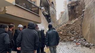 İstinat duvarı çöktü, site sakinleri deprem olduğunu sandı