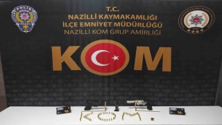 İşyerinde ruhsatsız silahlarla yakalandı