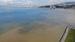 İzmir Körfezinde sağanak yağış sonrası renk değişimi