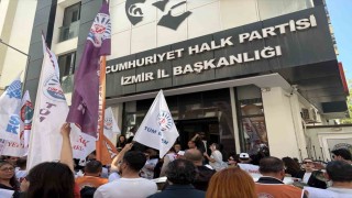 İzmirde belediye memurları CHPnin kapısına dayandı