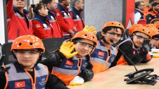 İzmirde çocuklar 23 Nisan etkinliklerinde kriz yönetiminin başına geçti