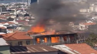 İzmirde metruk binada yangın
