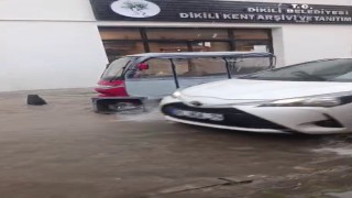 İzmirde sağanak sokakları göle çevirdi