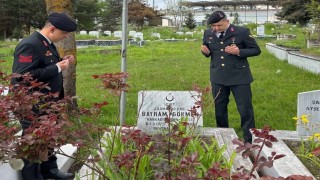 Jandarma şehit Gökmeni kabri başında andı