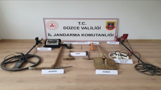 Kaçak kazı yaparken jandarmaya suçüstü yakalandılar