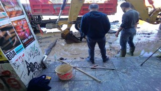 Kadıköyde ait su borusu patladı, yollar göle döndü