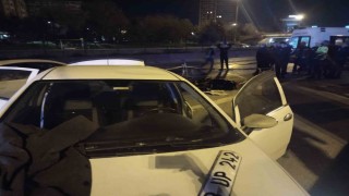 Kadıköyde emniyet şeridindeki sürücüye otomobil çarptı: 1 ölü