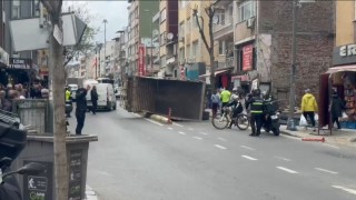Kağıthanede kamyon yan yattı