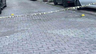 Kağıthanede polis kendine saldıran gençler kaçınca havaya uyarı ateşi açtı