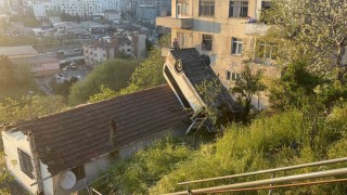 Kağıthanede servis aracı gecekondunun çatısına uçtu: 1 yaralı