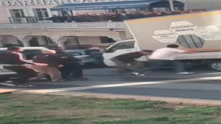 Kağıthanede yol verme tartışması bıçaklı kavgaya dönüştü: O anlar kamerada