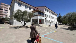 Kahramanmaraştaki saldırının ardından veliler öğrencilerin eşyalarını okuldan almaya başladı
