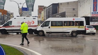 Kamyon ile servis minibüsü çarpıştı 4 kişi yaralandı