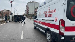 Kamyonet refüje çarparak devrildi: 2 yaralı