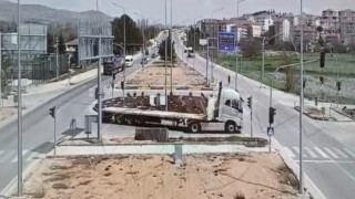 Kamyonetin otomobilin üzerine devrildiği kaza kamerada